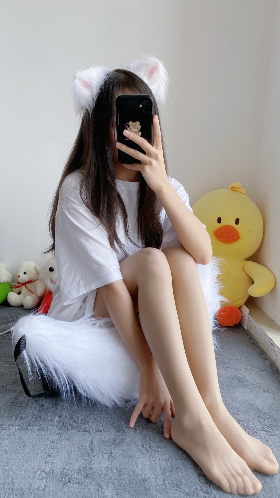 坐在毛毛上的肉丝玉足超嫩小姐姐-一生相随博客