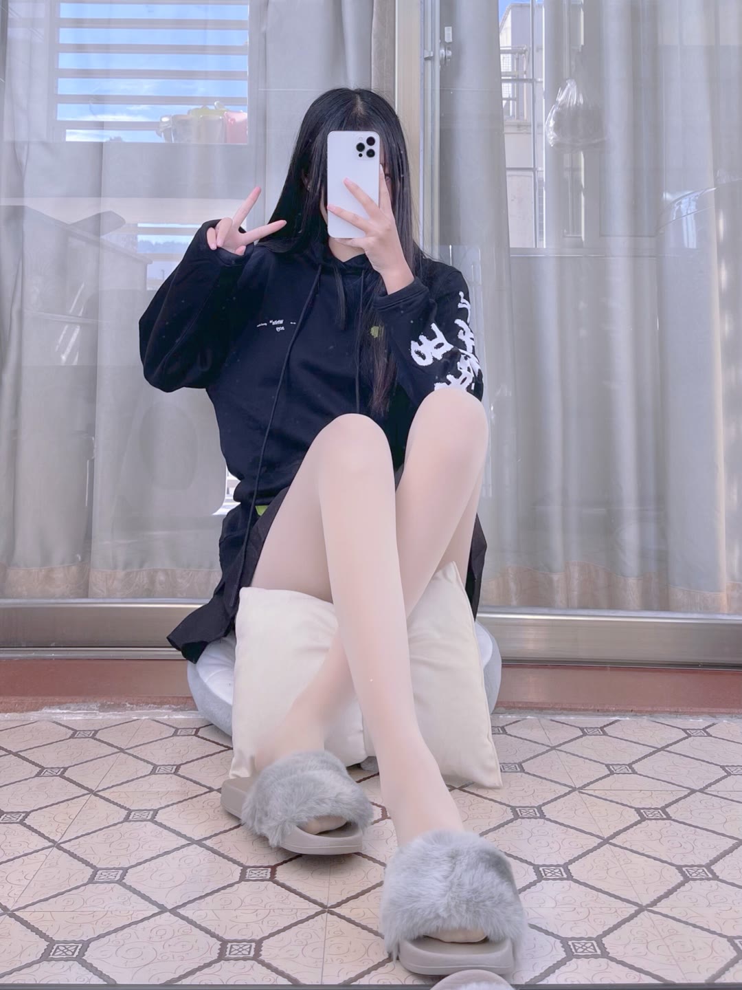敲可爱的肉丝长头发短裙小姐姐美图-一生相随博客