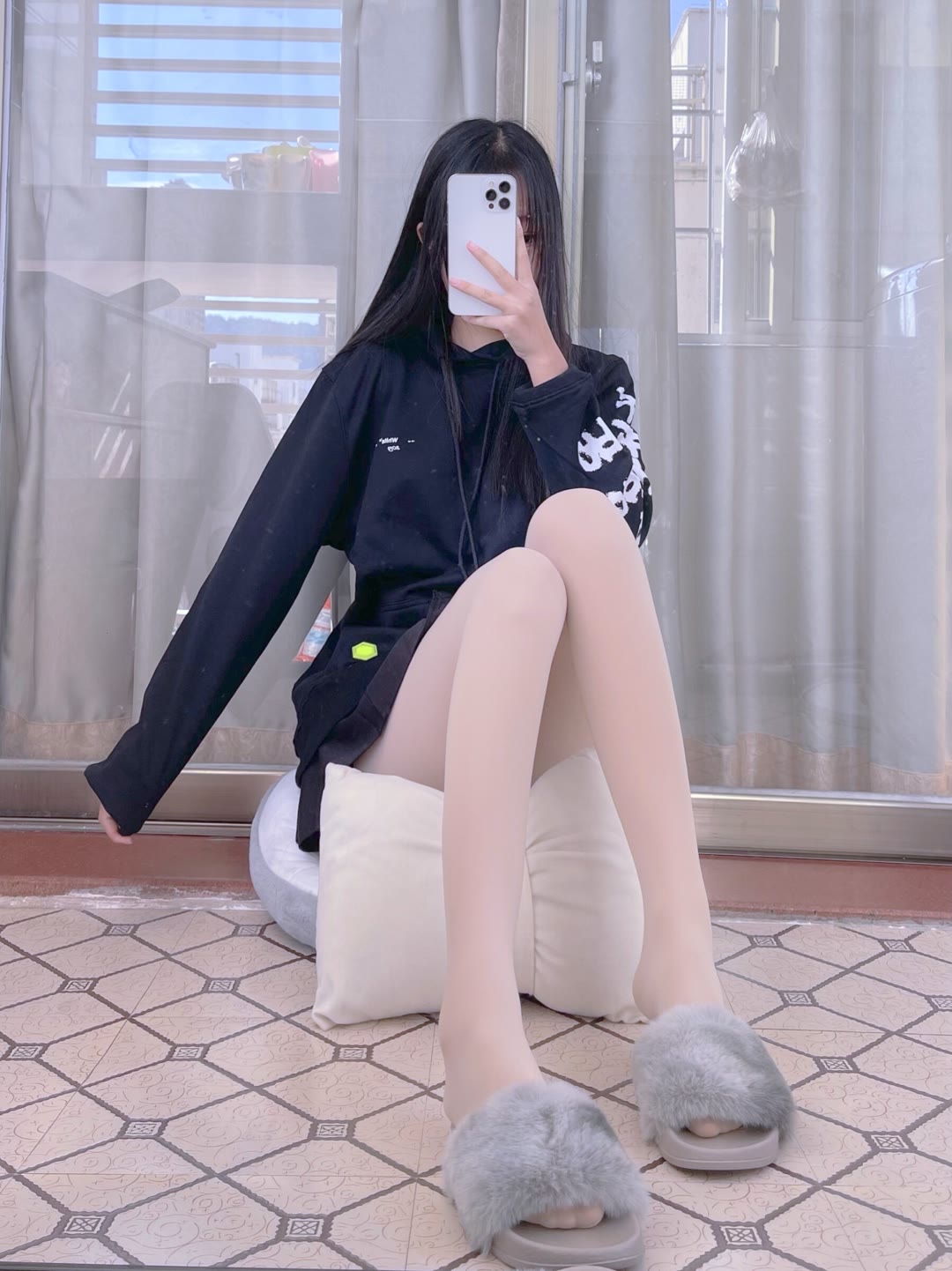 敲可爱的肉丝长头发短裙小姐姐美图-一生相随博客