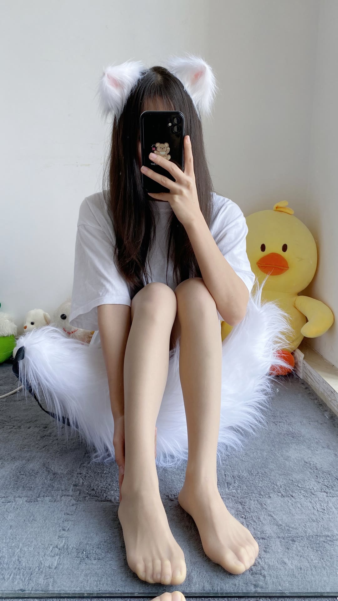 坐在毛毛上的肉丝玉足超嫩小姐姐-一生相随博客