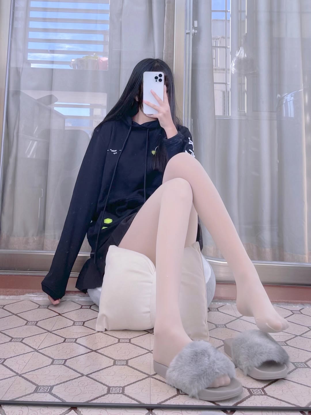 敲可爱的肉丝长头发短裙小姐姐美图-一生相随博客